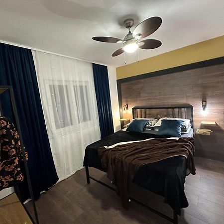 Holiday Home Chester With Heated Pool Kastela Ngoại thất bức ảnh