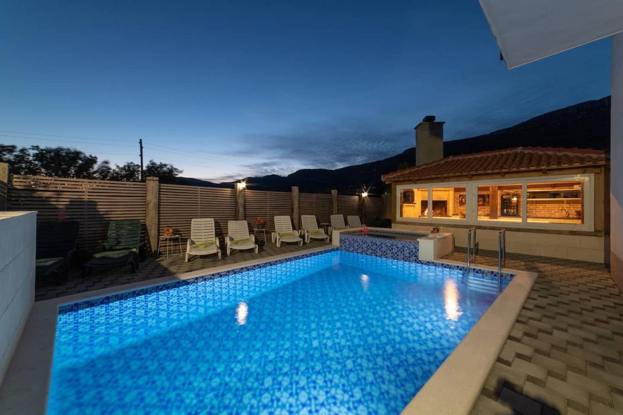 Holiday Home Chester With Heated Pool Kastela Ngoại thất bức ảnh