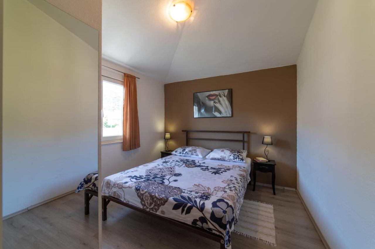 Holiday Home Chester With Heated Pool Kastela Ngoại thất bức ảnh