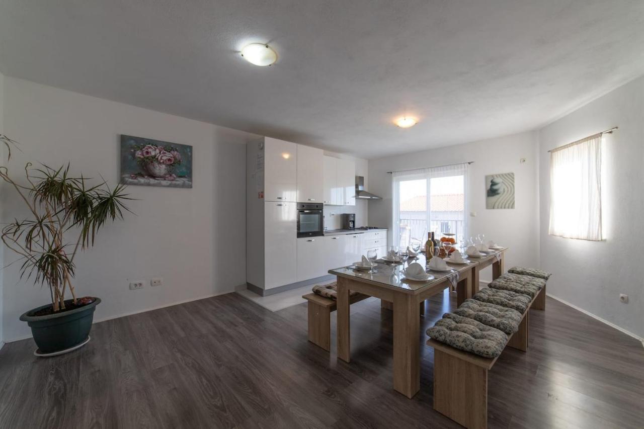 Holiday Home Chester With Heated Pool Kastela Ngoại thất bức ảnh