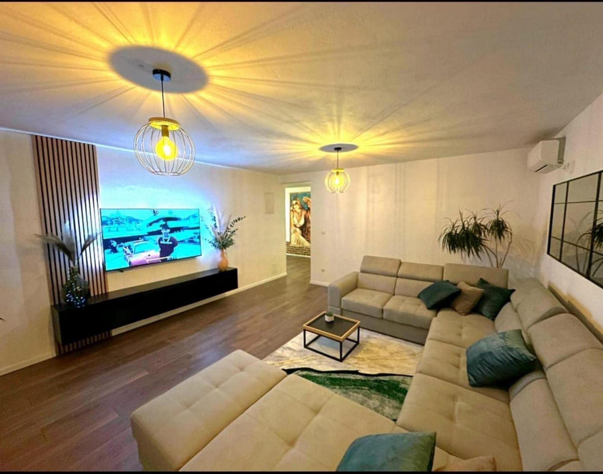 Holiday Home Chester With Heated Pool Kastela Ngoại thất bức ảnh