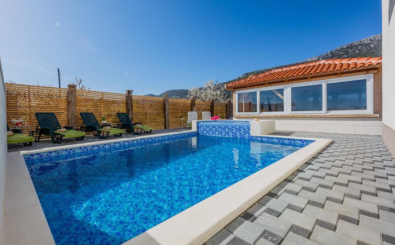 Holiday Home Chester With Heated Pool Kastela Ngoại thất bức ảnh