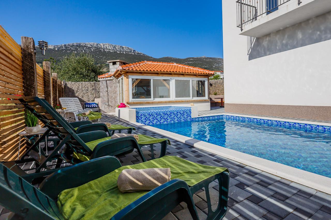 Holiday Home Chester With Heated Pool Kastela Ngoại thất bức ảnh